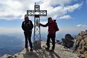 63 Alla croce di vetta della Grignetta (2177 m)